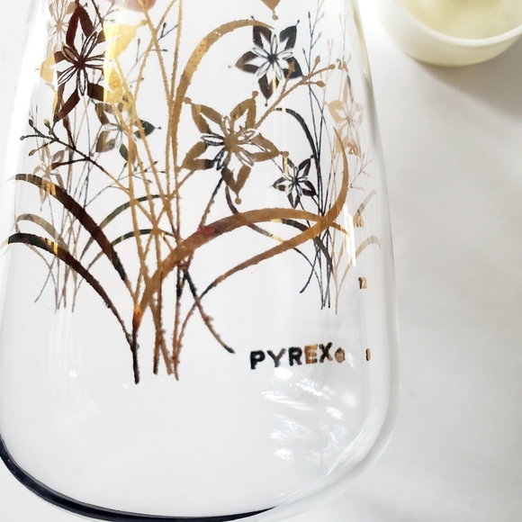 VTG PYREX Juice Pitcher Milk Carafe Glass Server Floral Leafy Gold Overlay Tall - Picture 7 of 14